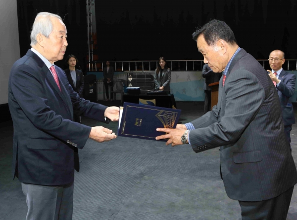 김영태 국기원장 직무대행(왼쪽)이 2019년도 기술심의회 김기용 신임  의장에게 위촉장을 수여하고 있다.