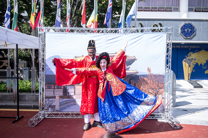 지난 9월 국기원에서 열린 외국인 태권도 경연대회 및 한국전통문화 체험에 참석한 외국인들이 행사를 즐기고 있다. [사진=국기원]