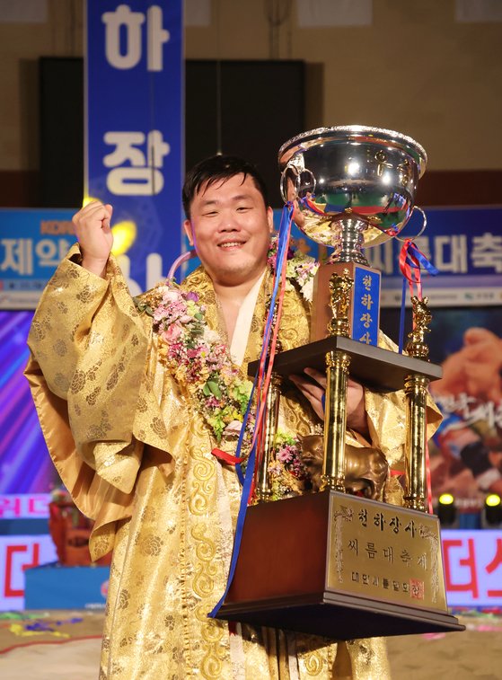 ‘바람의 사나이’ 김진이 씨름대축제 천하장사에 오른 뒤, 황소 트로피를 들고 기뻐하고 있다. 그가 천하장사 대회에서 우승한 건 2017년 이후 6년 만이다. [사진=대한씨름협회]